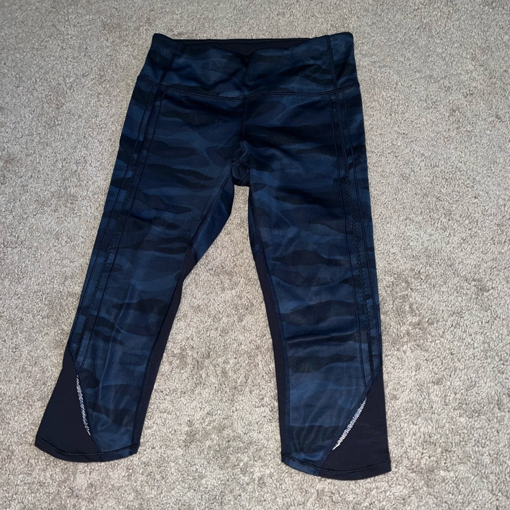 LULULEMON BLUE CAMO LEGGINGS SIZE 2 CROPPED